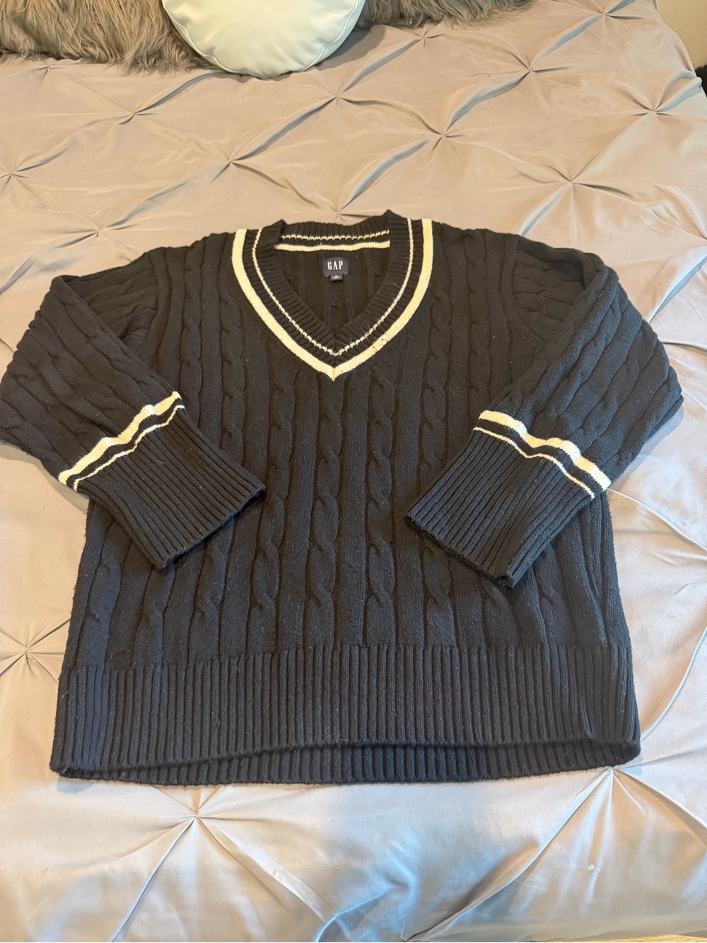 GAP Black Cable-Knit V-Neck Sweater with Cream Trim